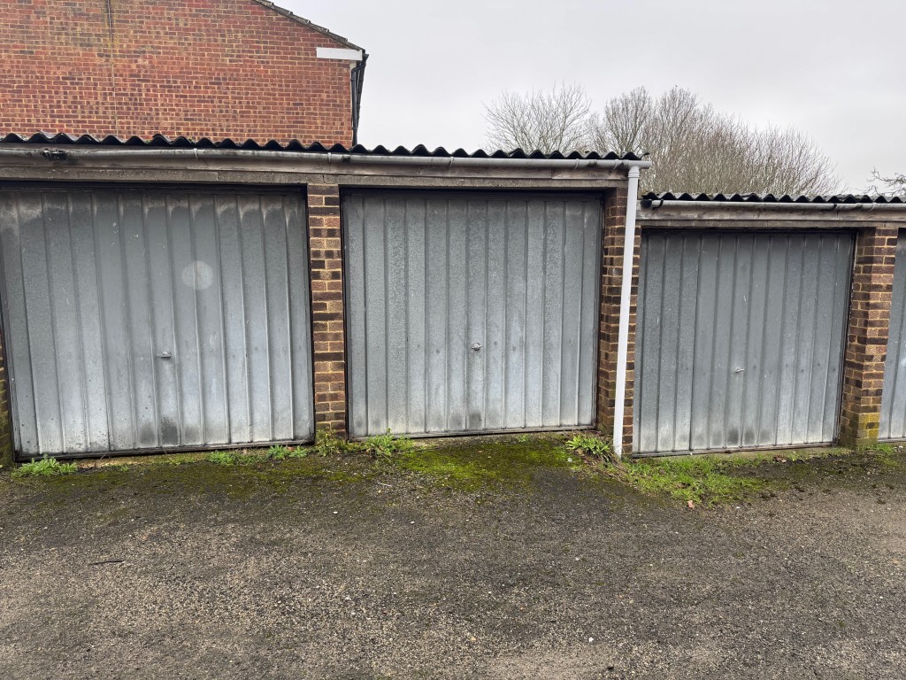 Lot: 85 - MID-TERRACE HOUSE FOR IMPROVEMENT WITH GARAGE EN-BLOC - The garage